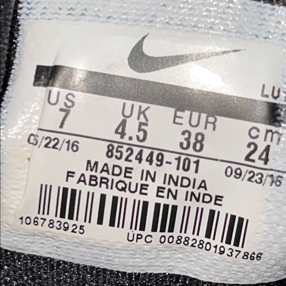 Nike Training Lightweight Mesh Sneakers in White and Black - Picture 12 of 12